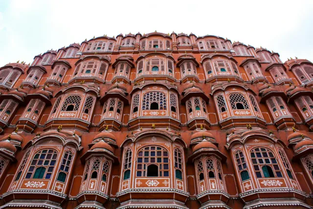 Amber Fort, Hawa Mahal & bustling bazaars. Ask us about rooftop dining under the stars!
