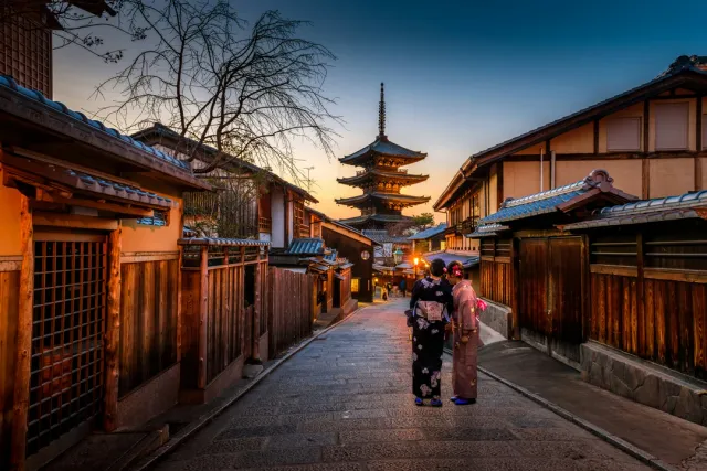 Fushimi Inari, Kinkaku‑ji, traditional tea ceremonies and private kimono experiences.