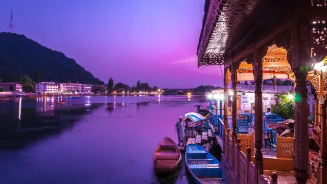 Shikara rides on Dal Lake, Mughal Gardens & floating markets. Stay in a traditional houseboat—your floating boutique hotel