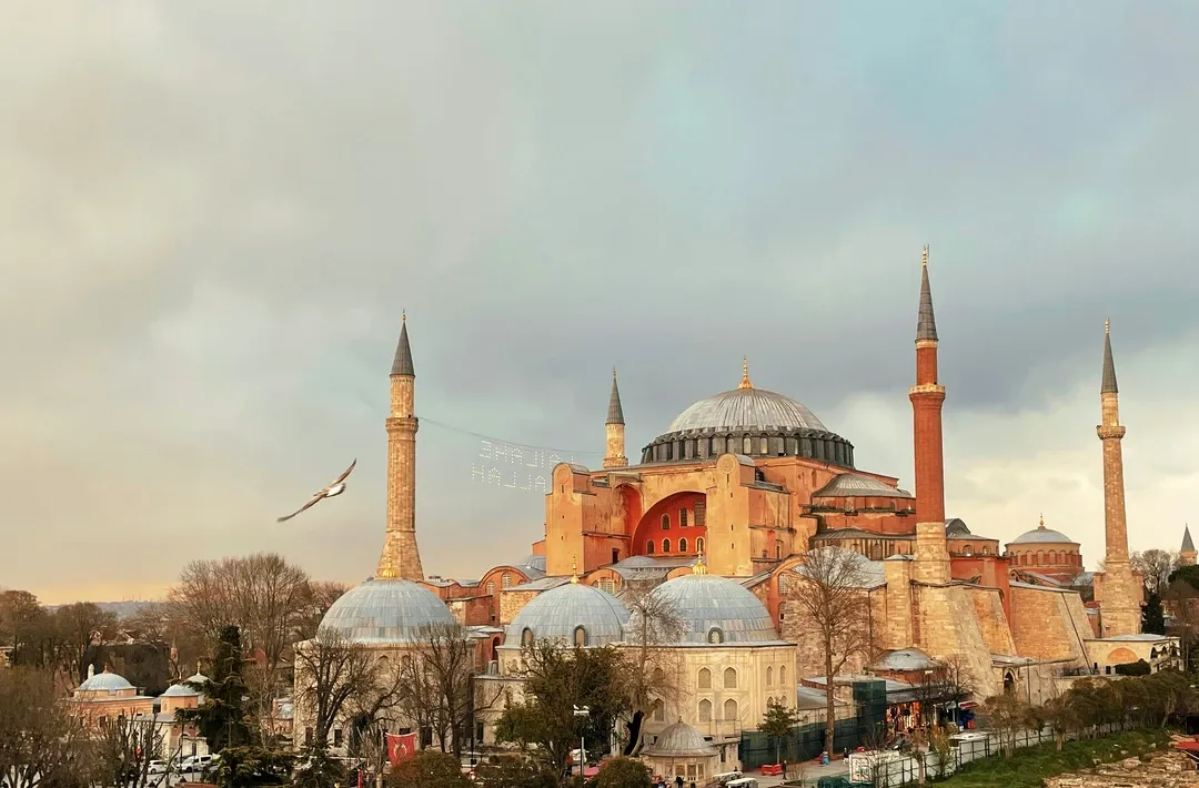 We craft seamless journeys blending ancient history, coastal charm and cultural immersion — from Istanbul bazaars to Cappadocia balloons and Aegean sails.